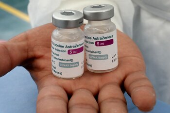 No es claro los efectos sobre la salud del hombre que tuvo ponerse tantas vacunas de diferentes marcas en un corto periodo de tiempo. EFE/ Carlos Ortega