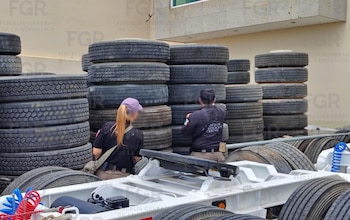 Durante la intervención, fueron asegurados mil 781 neumáticos, 17 camionetas, 41 automóviles, 17 tractocamiones, ocho plataformas, 11 motocicletas, nueve cajas secas, tres grúas, dos pipas y una aplanadora. (Crédito: FGR)