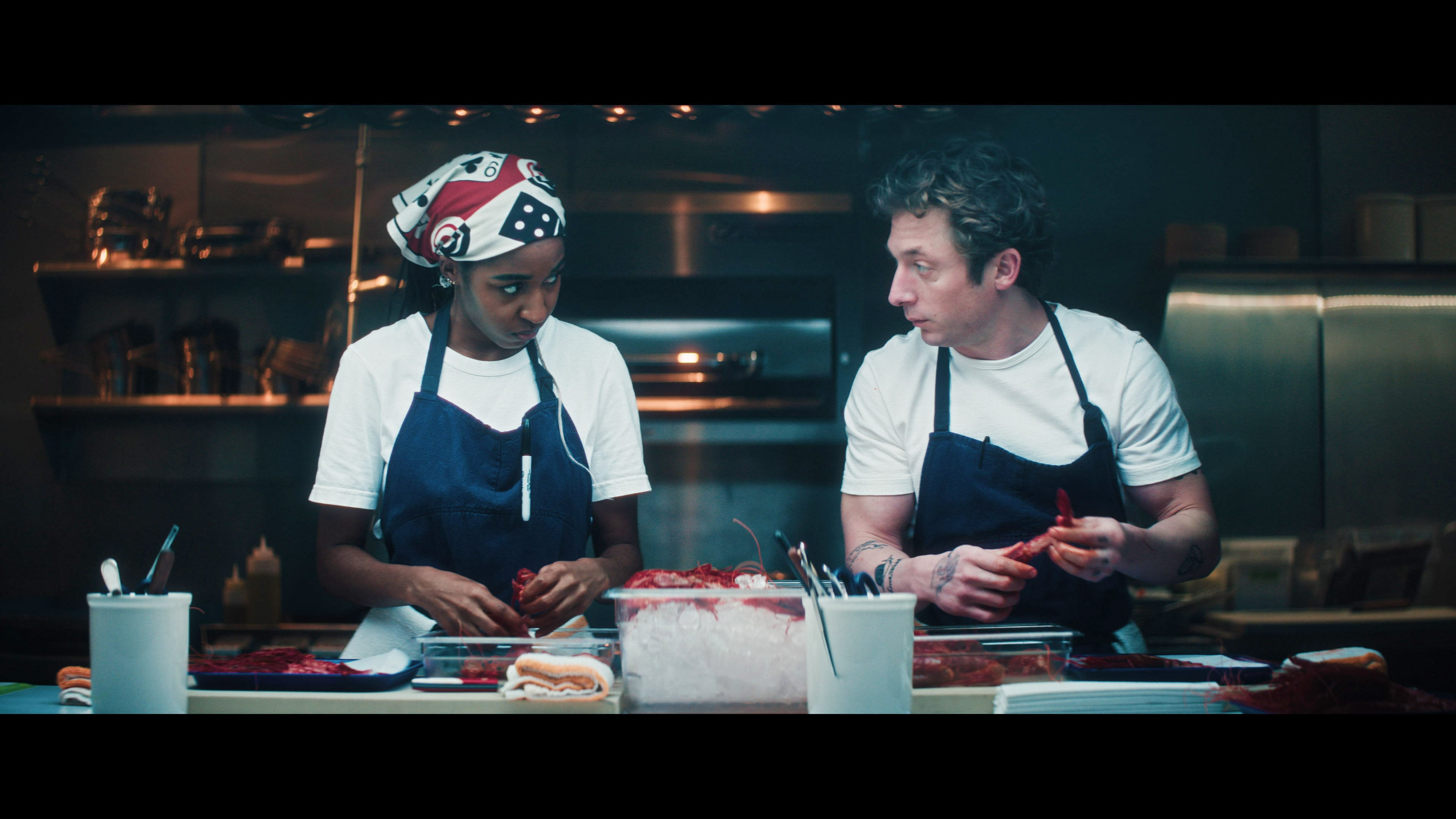 Ayo Edebiri como Sydney Adamu y Jeremy Allen White como Carmen 'Carmy' Berzatto en una imagen de la quinta temporada de