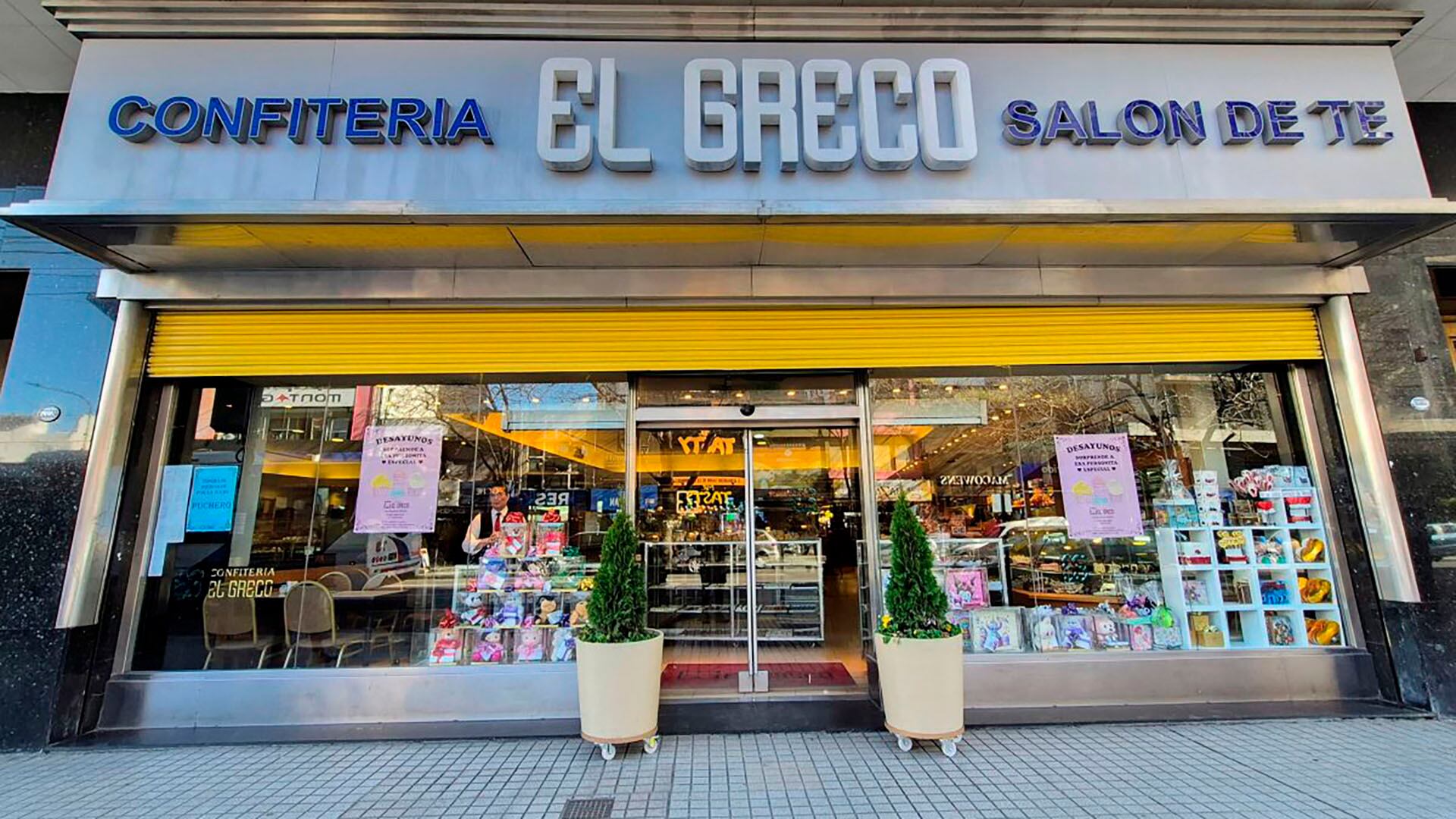 Frente de la Confitería El Greco, en Caballito
