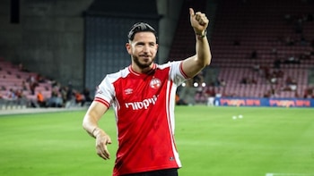 Adrián Ugarriza, recibido entre aplausos y vítores por la afición del Hapoel Beer Sheva tras su llegada como flamante refuerzo