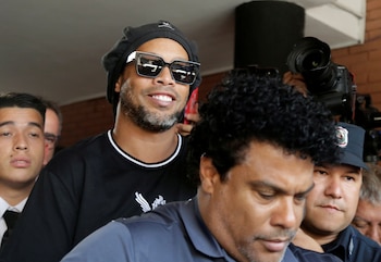 Ronaldinho sigue detenido con prisión