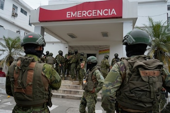 Soldados montan guardia frente al Hospital Teófilo Dávila, donde fueron trasladados los reclusos heridos tras los enfrentamientos que estallaron entre los presos en la cárcel de Machala, Ecuador, el lunes 10 de noviembre de 2025 (AP Foto/César Muñoz)