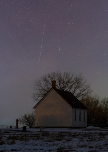 El cometa Leonard y una