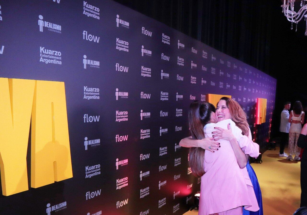 Actores, directores y productores se unieron en la presentación de una de las series más esperadas del año. El abrazo de Juana Viale y Laura Novoa