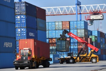 Un trabajador maneja una grúa