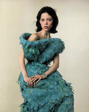El vestido de plumas turquesas, verde azulado y esmeralda fue una creación de Balenciaga Couture