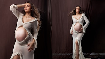 Dos fotografías de Carol Reali posando con un vestido crema abierto en el vientre sobre un fondo de tela marrón