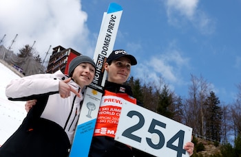 Domen Prevc posa con su