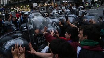 Tensión en la previa de la Marcha Universitaria: detuvieron a un hombre en un semaforazo en defensa por los profesorados