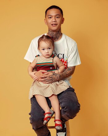 Huey Haha posando junto a