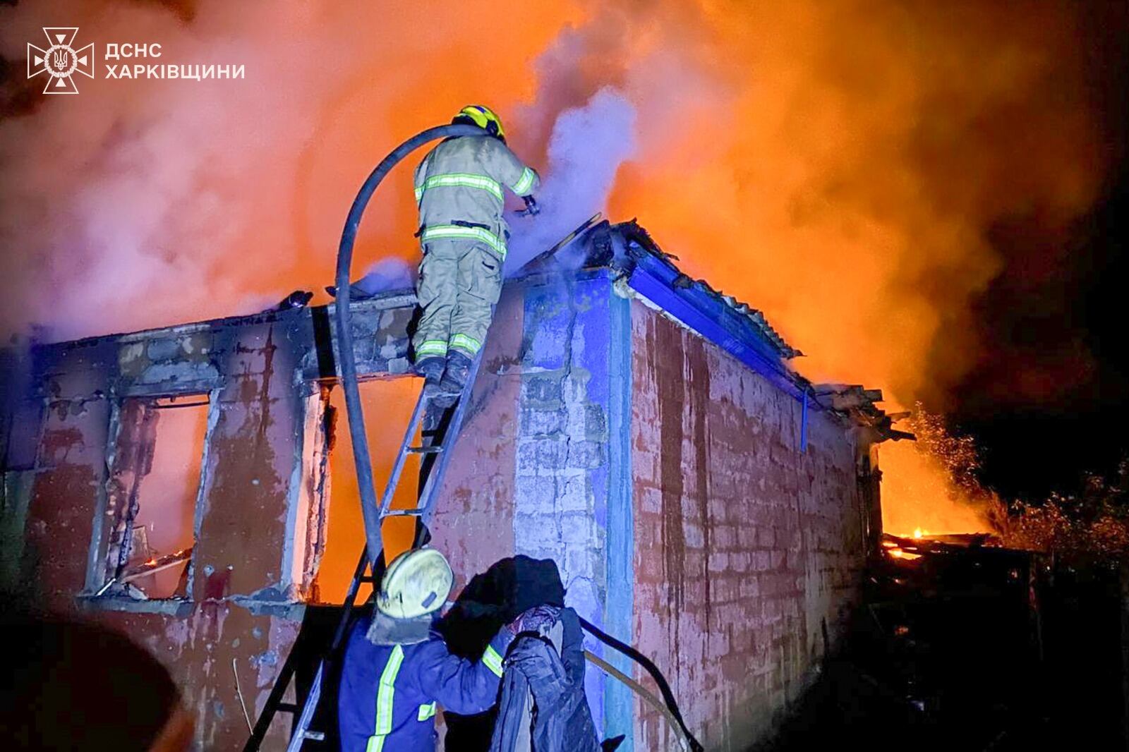 Más de 40 bomberos de la Guardia Nacional y voluntarios extinguieron rápidamente los incendios sin que se registraran víctimas