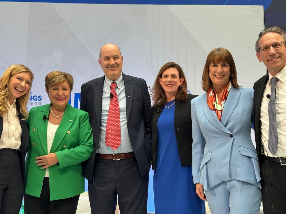 Sturzenegger defiende la desregulación en panel con Kristalina Georgieva y regala un pin simbólico