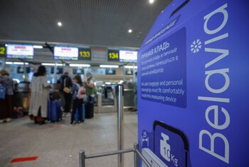 Pasajeros aguardan delante de los