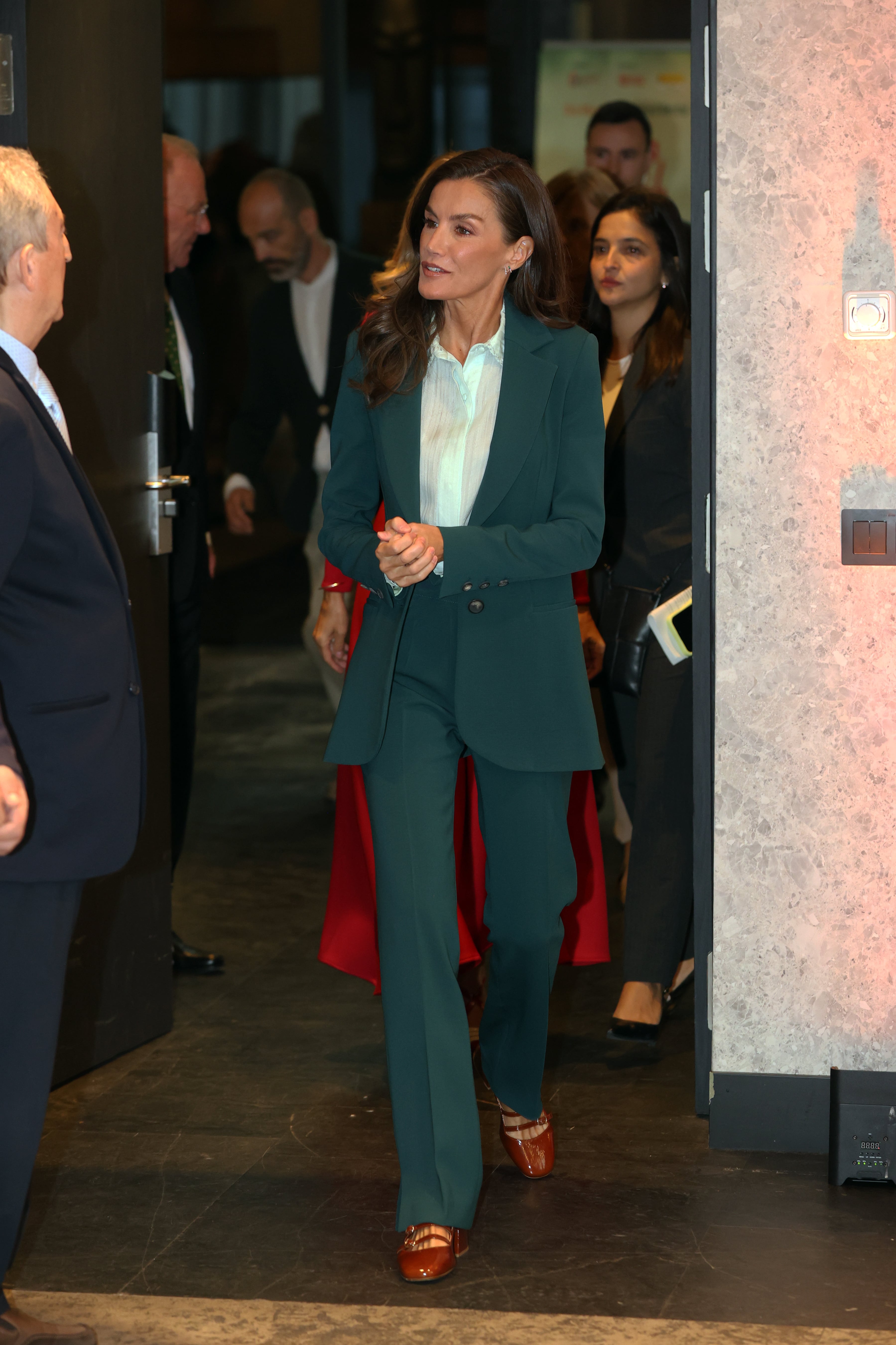 La reina Letizia destaca con un traje verde. (Europa Press)