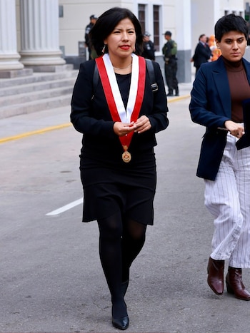 Indira Huilca eligió negro total, un recurso sobrio pero con lectura “nocturna”, y la consultora señaló que la mochila le quitó formalidad al conjunto. Congreso de la República.