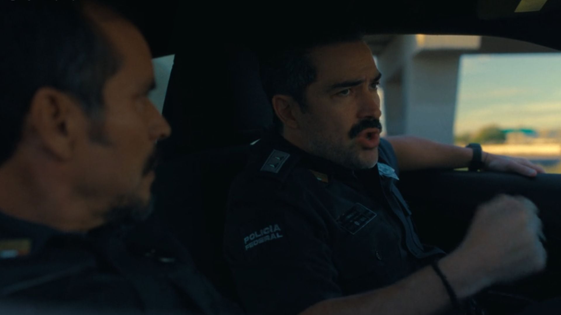 El Federal de Caminos, el corrido de Ramón Ayala que Poncho Herrera canta en La captura de Netflix, narra el asesinato real de dos policías federales en una gasolinera de Zacatecas la madrugada del 13 de enero de 1981. (Netflix)