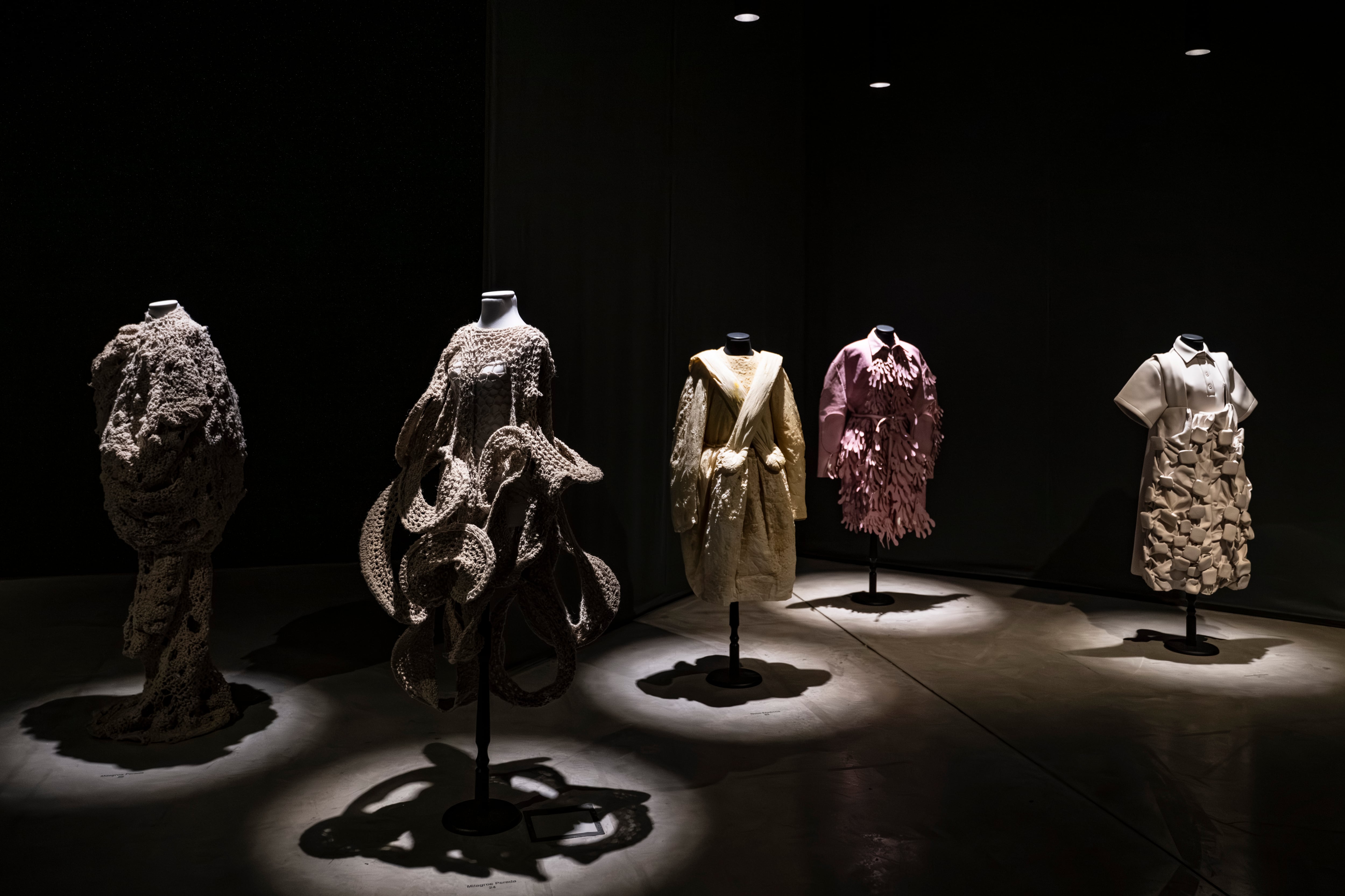 La muestra del Museo Moderno también vincula la indumentaria argentina con la crisis de 2001, la producción nacional y las cooperativas, a través de obras de Martín Churba y Vicki Otero