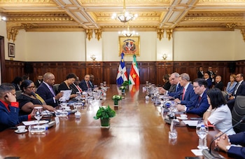Tras el acto protocolar, los presidentes mantuvieron una audiencia privada en el despacho presidencial. Luego se realizó una reunión ampliada con las delegaciones para definir nuevas áreas de colaboración y firmar instrumentos de cooperación que serán anunciados en una declaración conjunta.