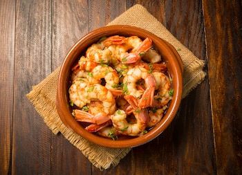 Plato de gambas al ajillo.