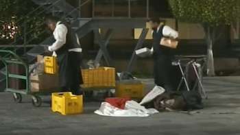 Personal de un aparente servicio de banquetes retiran utensilios de la sede del CEN del PRI en la Ciudad de México. (Captura: Twitter/@azucenau)