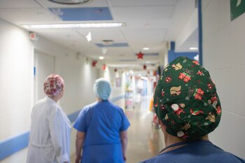 Sanitarios del Hospital Virgen del Rocío en Navidad. (Hospital Universitario Virgen del Rocío/X)