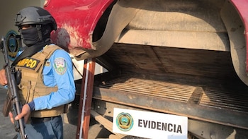 La droga era transportada en un pick-up color rojo intervenido por agentes policiales. (FOTO: X / DIPAMPCO)