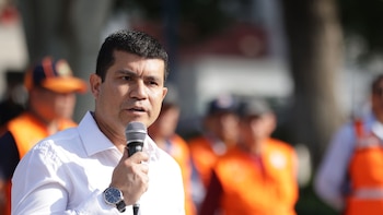 Ministro de Vivienda sale en