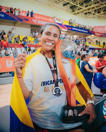 María Alejandra Marín logró levantar el trofeo de la Liga Peruana de Vóley con Alianza Lima.