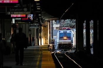 NJ Transit aplicó un aumento de tarifas del 3% en medio de fallas técnicas, demoras y cancelaciones que afectan a miles de pasajeros entre Nueva Jersey y Nueva York (REUTERS/Eduardo Munoz)