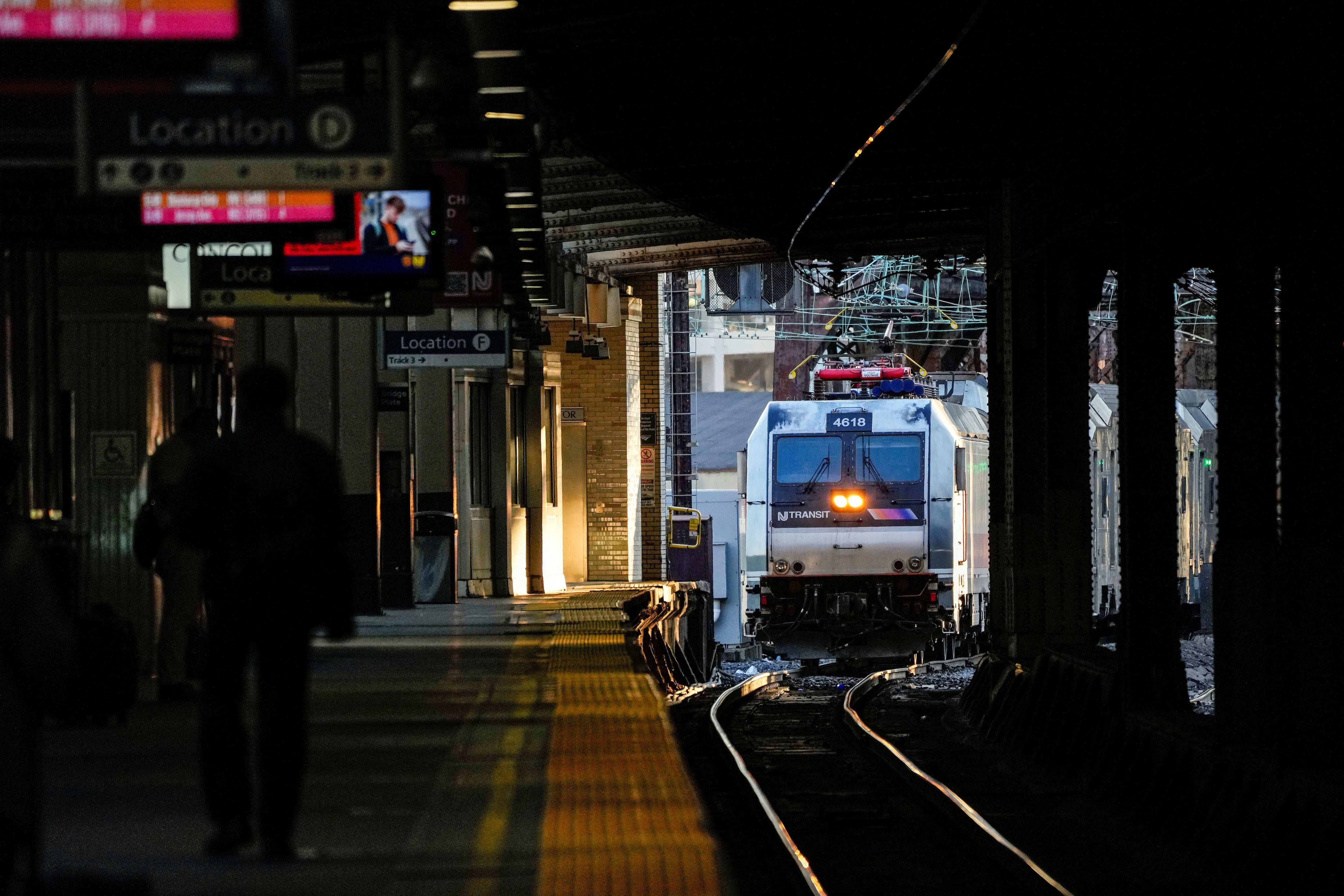 NJ Transit aplicó un aumento de tarifas del 3% en medio de fallas técnicas, demoras y cancelaciones que afectan a miles de pasajeros entre Nueva Jersey y Nueva York (REUTERS/Eduardo Munoz)