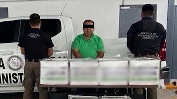 Decomisan metanfetamina líquida escondida en bidones de fertilizante en Baja California: hay un detenido