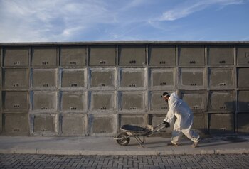 Un trabajador vestido con un