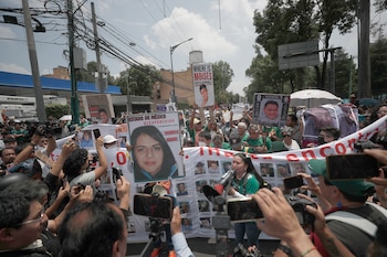 Familiares de personas desaparecidas protestan en una avenida este jueves, rumbo al estadio Ciudad de México (México). EFE/Isaac Esquivel