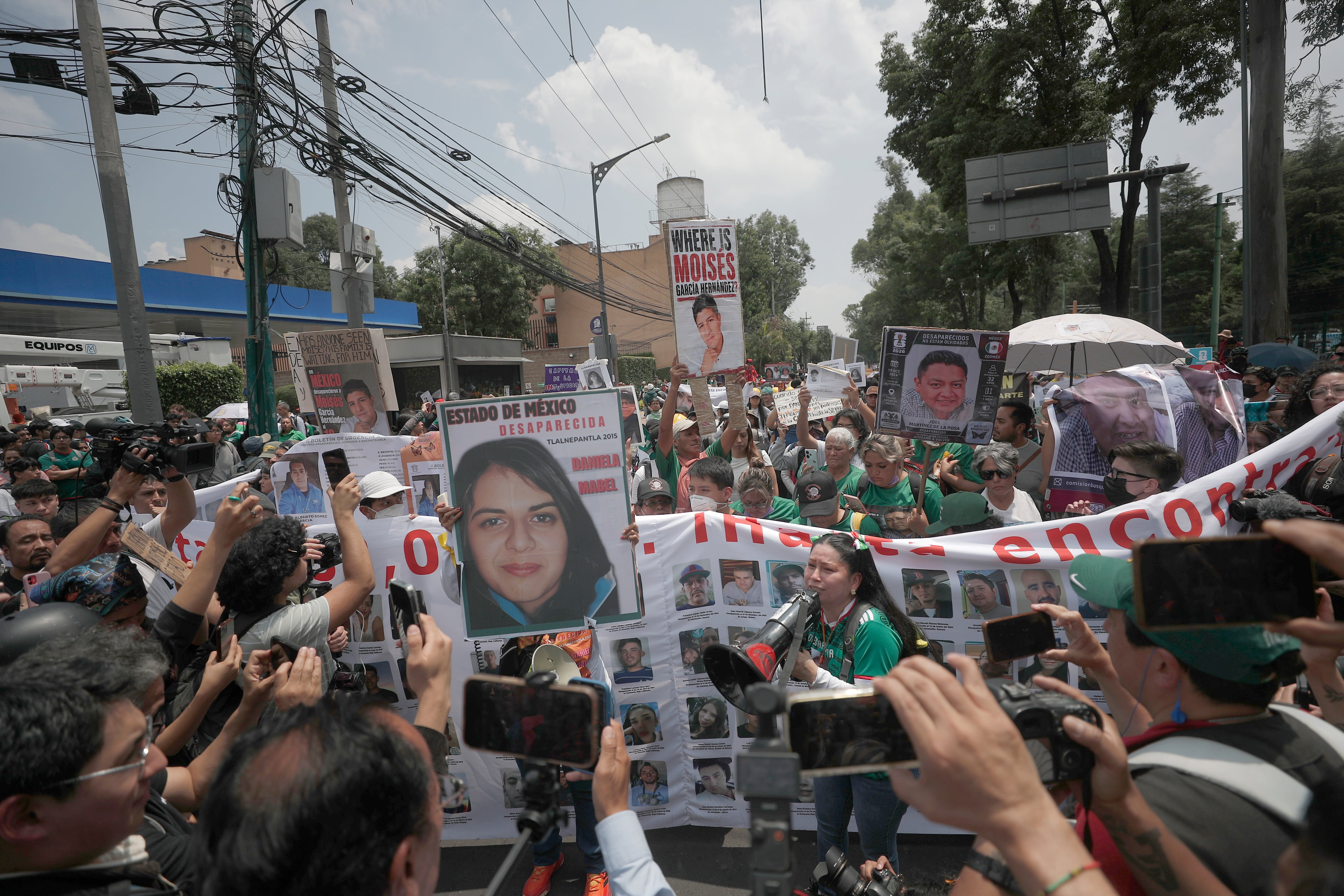 Familiares de personas desaparecidas protestan en una avenida este jueves, rumbo al estadio Ciudad de México (México). EFE/Isaac Esquivel