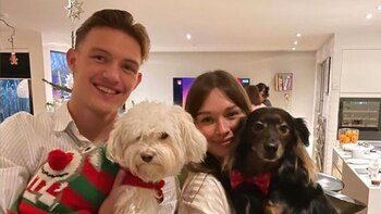 Oliver Sonne celebra la Navidad acompañado de su hermana y sus mascotas, en Dinamarca. - Crédito: @sarahsofiesonne
