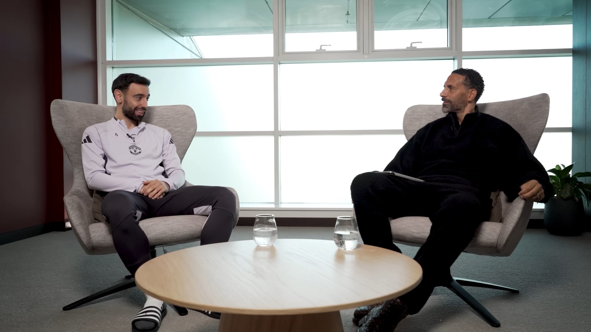 El centrocampista portugués considera la autoexigencia como el motor principal de su crecimiento en el club inglés (YouTube: Rio Ferdinand Presents y Manchester United)