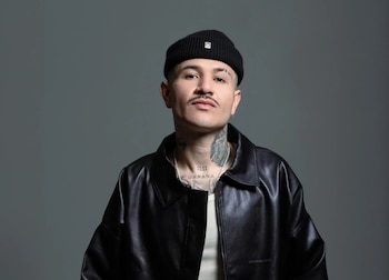 El artista urbano Kapo posa