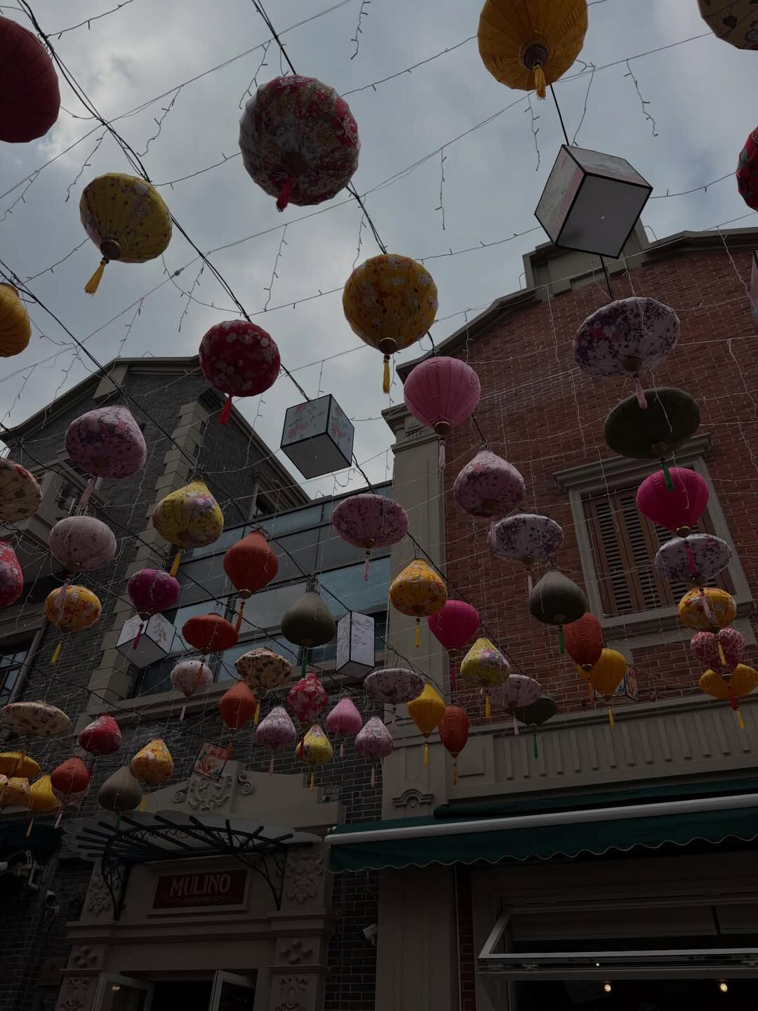 Farolillos multicolores adornan una calle de Shanghái
