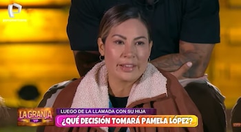 Pamela López de frente, con chaqueta marrón y cuello blanco peludo, pendientes de aro y el cabello recogido. Se ve un brazo de hombre detrás y texto de programa en pantalla