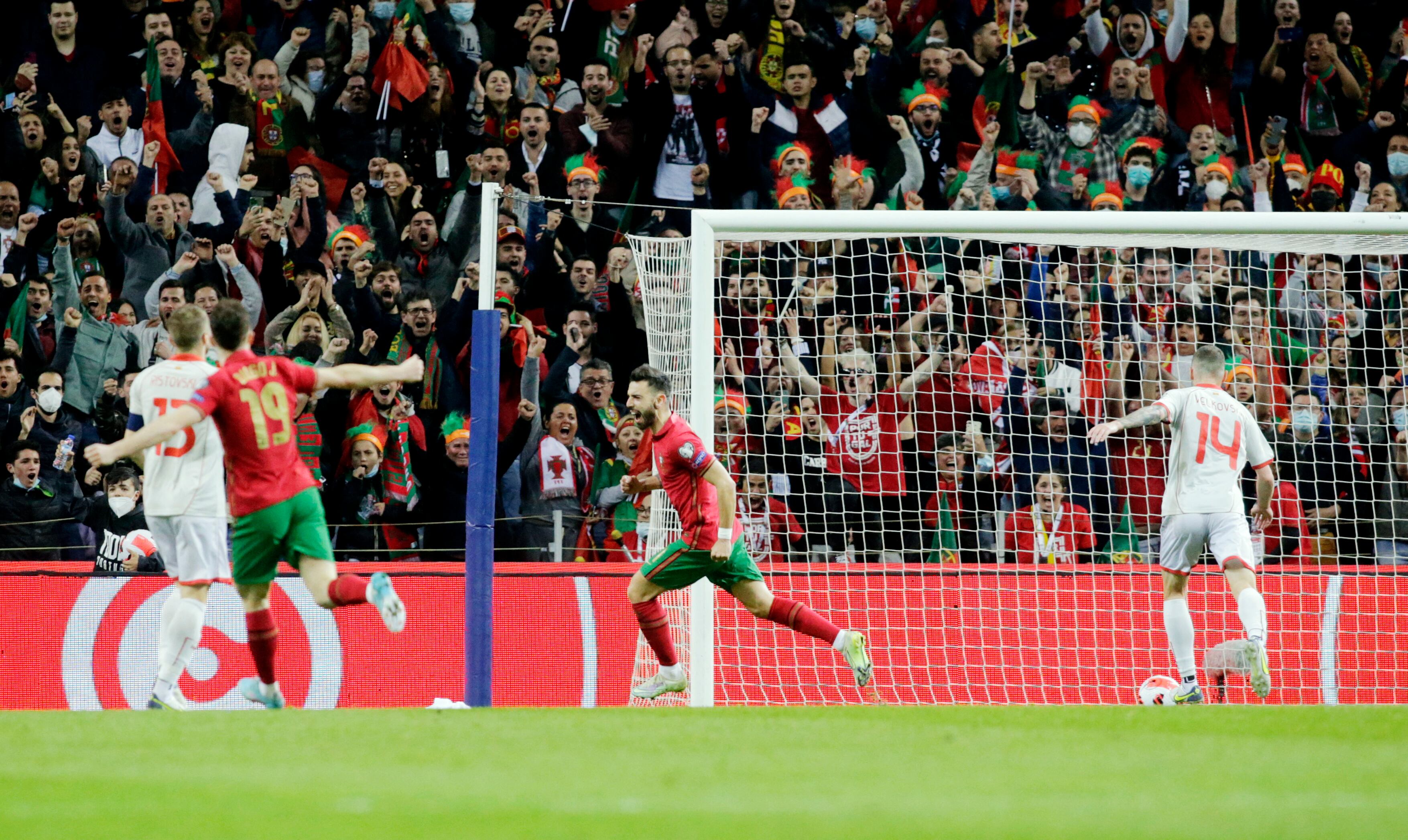 El momento cuando Bruno Fernandes asegura el paso para el Mundial de Qatar 2022 al marcarle a Macedonia del Norte-crédito Miguel Vidal/REUTERS