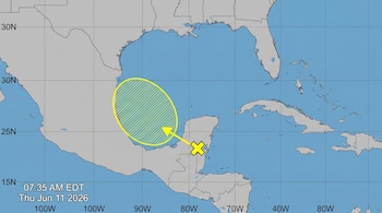 Mapa meteorológico del Golfo de México y Caribe, con una 'X' amarilla en Yucatán y un óvalo amarillo rayado en el Golfo, indicando una zona de posible desarrollo. Muestra líneas de latitud y longitud.