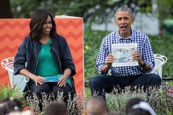 Barack Obama junto a Michelle con el libro "Where the Wild Things Are", año 2016 (Foto: Zach Gibson / The New York Times)