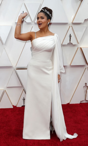 Para Gabriela Gurmandi, Salma Hayek tampoco estuvo a la altura de la alfombra roja de los Oscars y dijo: "Enfundada en Gucci, tuvo demasiados accesorios para un vestido con estilo Romano drapeado de un solo hombro. El peinado, el tocado y la pulsera, todo muy cargado"