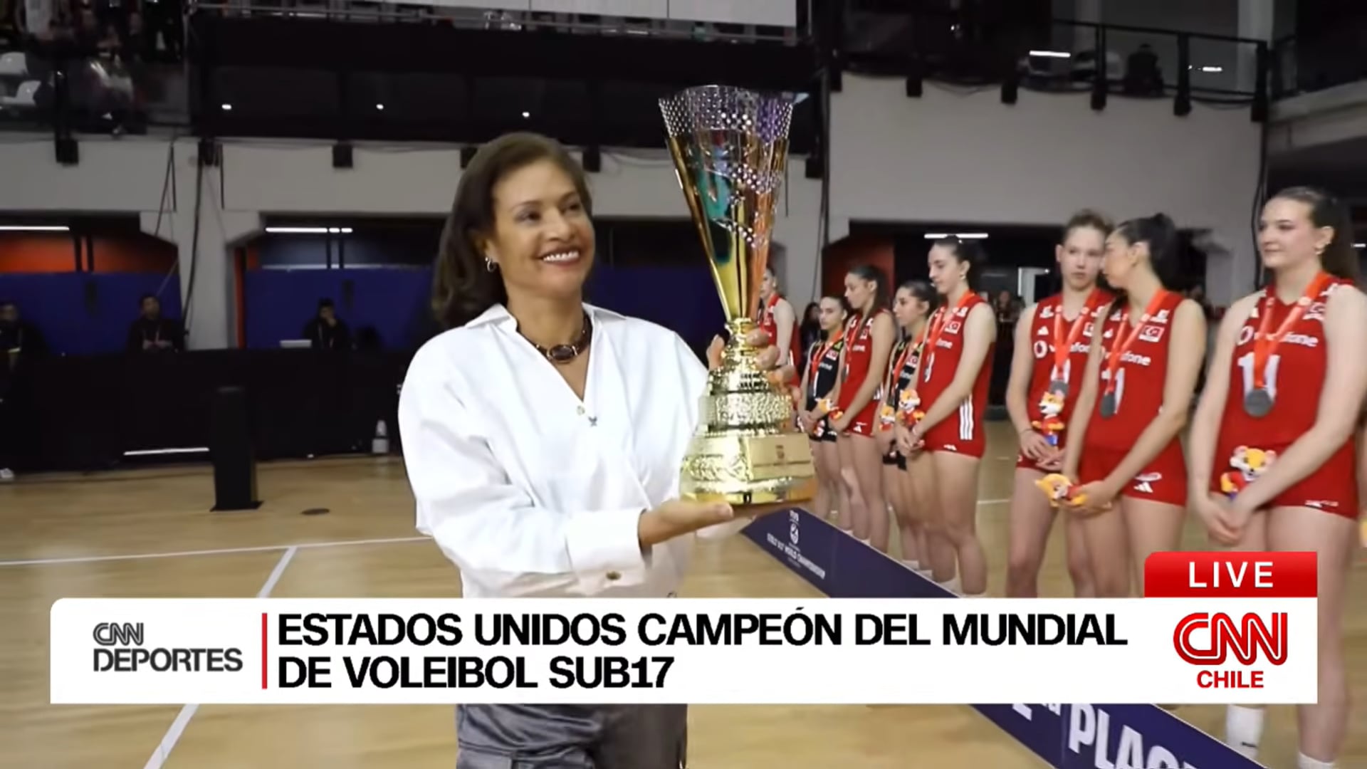 Cecilia Tait entregó medallas y trofeo a la selección campeona del Mundial Sub 17 de Vóley 2026. Crédito: Captura CNN Chile