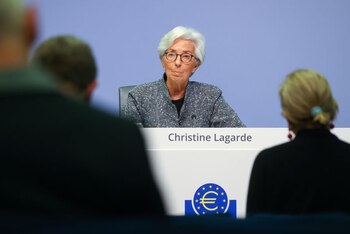 FOTO DE ARCHIVO: La presidenta del Banco Central Europeo (BCE), Christine Lagarde, se dirige a una rueda de prensa sobre los resultados de la reunión del Consejo de Gobierno, en Fráncfort, Alemania, 12 de marzo de 2020. REUTERS/Kai Pfaffenbach