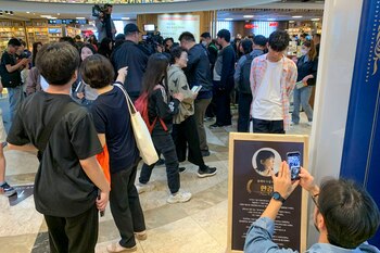 Clientes en la librería principal de la cadena Kyobo, en el distrito de Jongno en Seúl, se agolpan para adquirir libros de la escritora Han Kang un día después de que fuera galardonada con el premio Nobel de Literatura (EFE/Andrés Sánchez Braun)