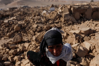 Una mujer afgana junto a su casa después del reciente terremoto en la aldea de Chahak, en el distrito de Enjil, provincia de Herat. REUTERS/Ali Khara