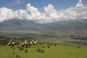 Tucumán ofrece un paseo entre paisajes de quebradas, cactus y yungas con las “Cabalgatas por montañas y sus comunidades locales”