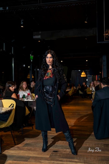 El maquillaje gótico de las modelos reforzó el clima teatral de la pasarela y acompaña los looks de cuero y paño